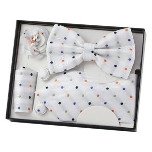 Set cadou pentru barbati 5 piese – Cravata/Papion/Butoni manseta/Batista/Ac rever floare (Alb)